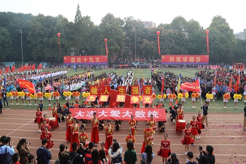 计算机学院制作运动会加油横幅,挂在遥控飞机上,横幅随飞机升起,令人