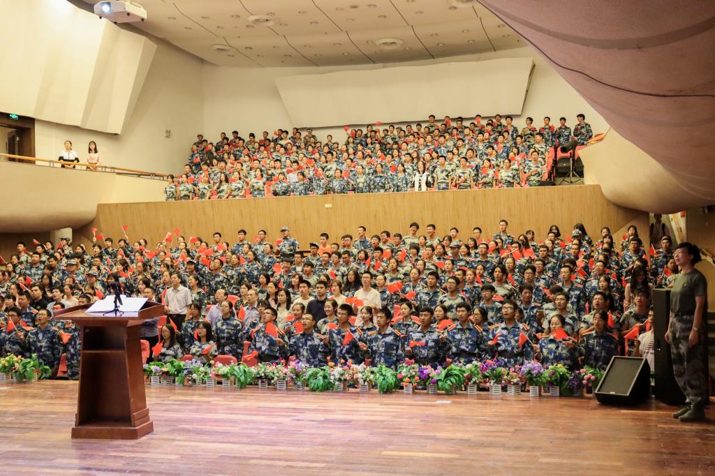 华大青年讯(通讯员 蔡沂妡 彭香格)9月22日晚,物理科学与技术学院2019