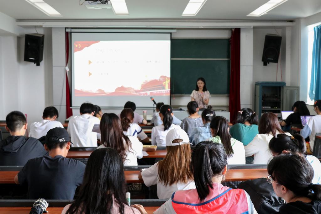 华大青年讯(通讯员汪雅慧 彭香格)9月29日中午,物理科学与技术学院