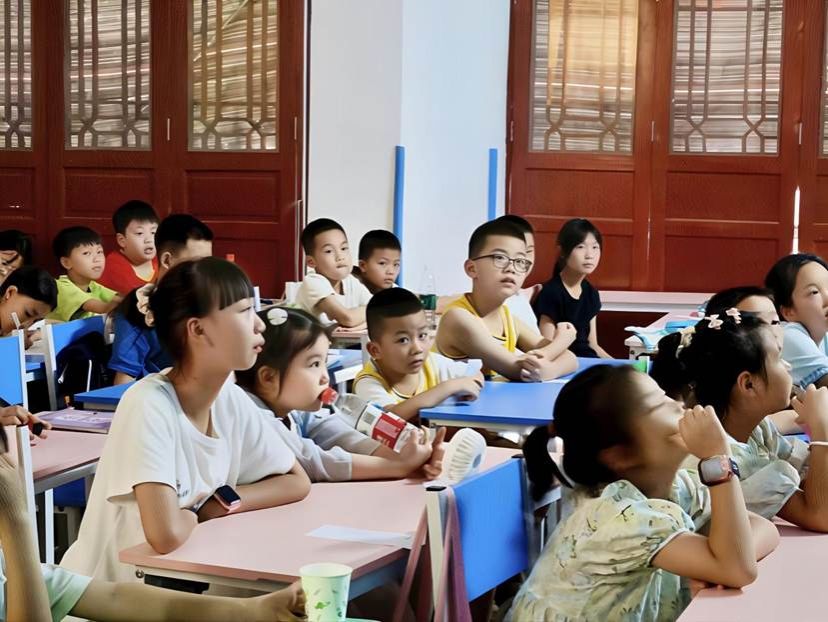 图3:学生们认真学唱《汉字歌》