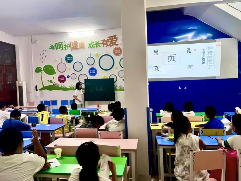 图1 :恩施队队员邢鈺婷介绍“页”字发展