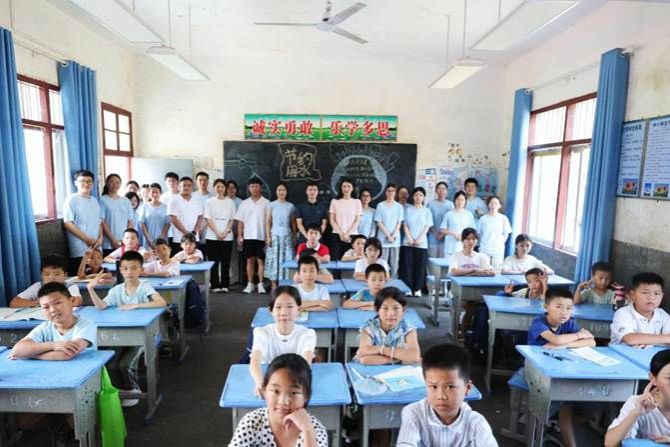 图6+与会领导、实践队队员和学生合影留念