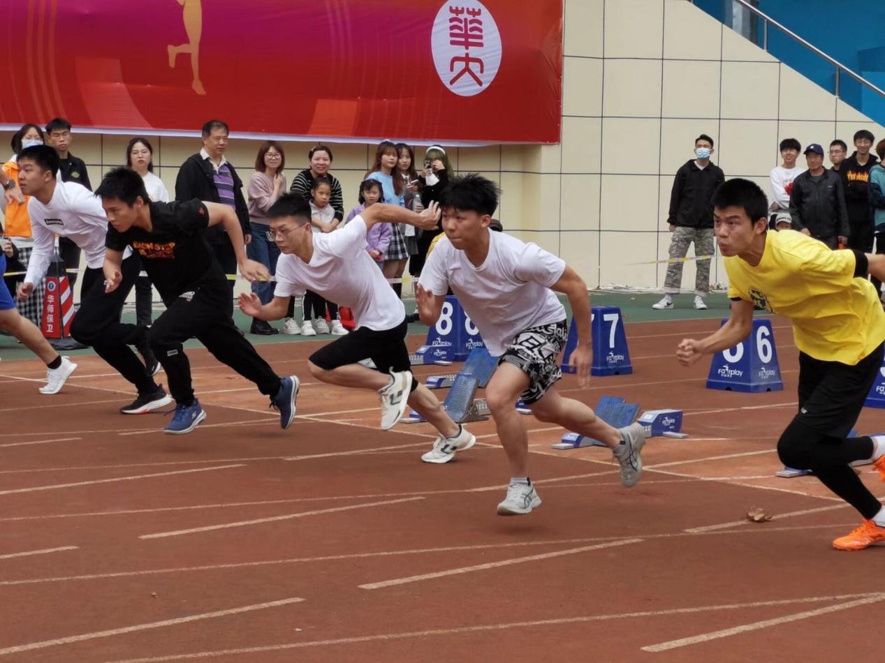 化学学院在2021年校运会男子100米短跑中取得佳绩