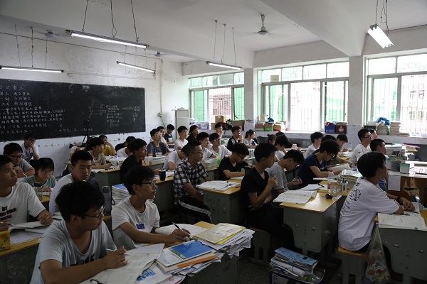 暑期实践深入京山五中课堂提高教师技能素养