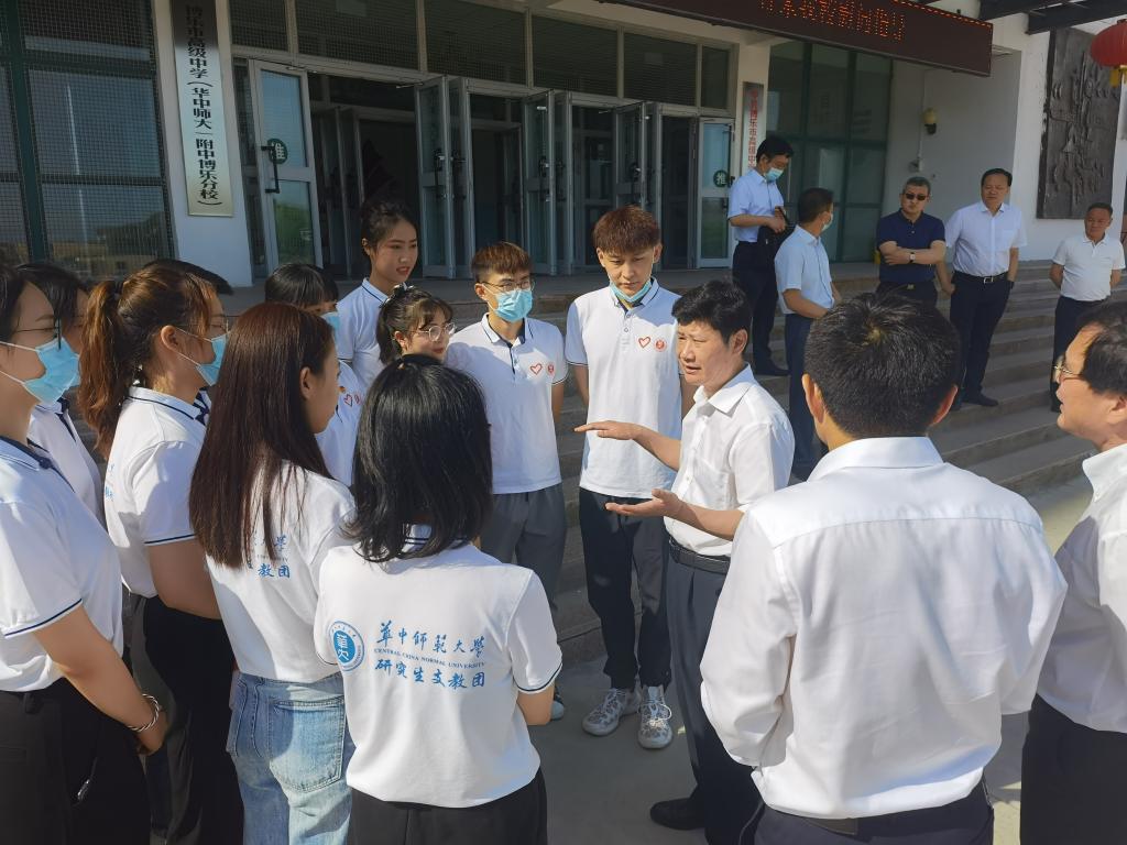 校党委书记赵凌云一行赴新疆看望慰问研究生支教团