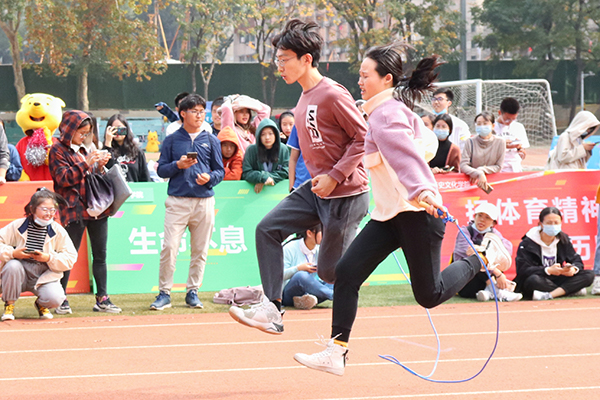 陆地龙舟跳绳接力团队合作尽显默契配合