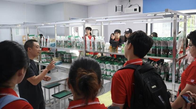 图1:鸿鹄实践队队员参观农产品生产加工场所