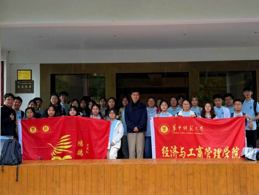 图4:鸿鹄实践队队员与返乡青年代表蔡顺飞合影留念