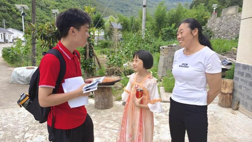 图3:实践队队员对村民开展财商教育