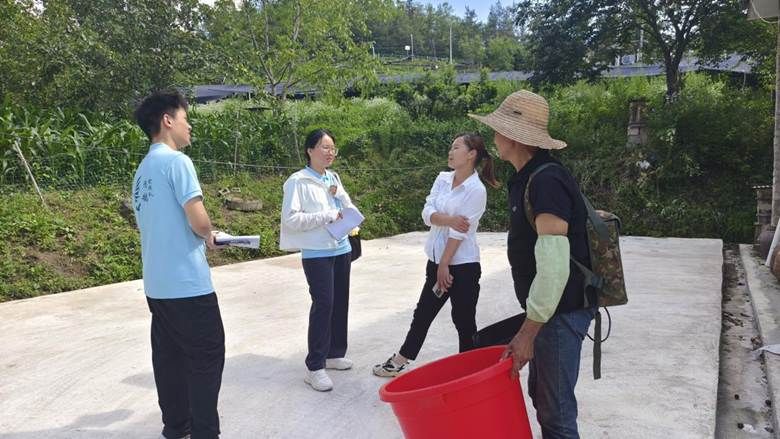 图2:鸿鹄实践队队员在红花村进行入户调研