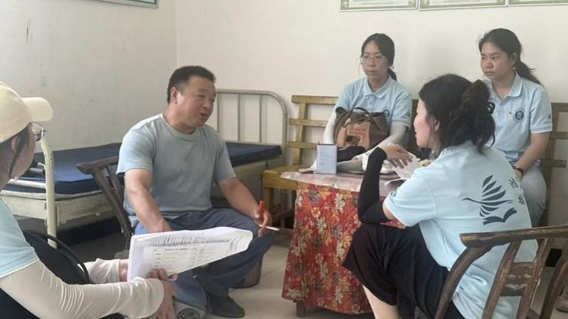 图3:鸿鹄实践队队员进行天麻产业入户调研