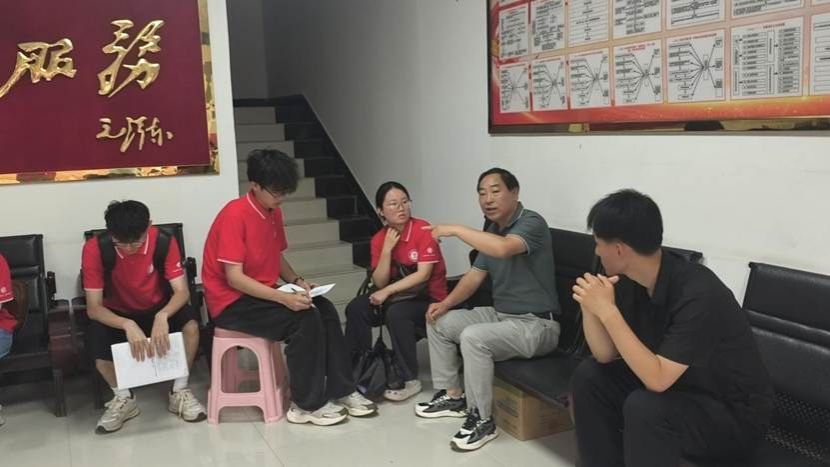 图1:实践队队员与清泉村村干部展开交流