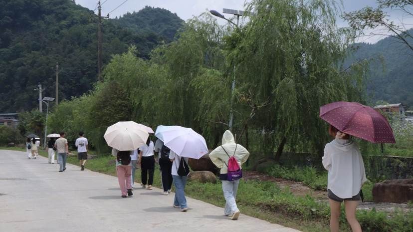 图1 队员们开展短视频拍摄场景踩点及拍摄工作