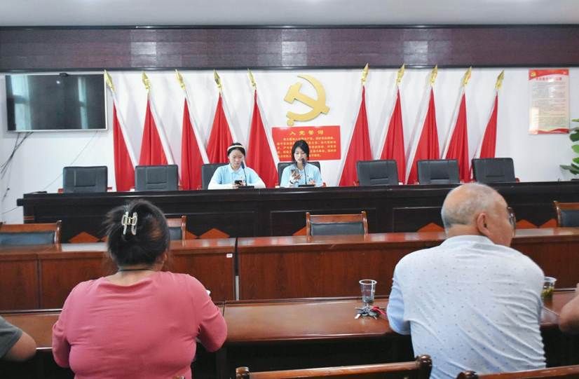 图一:队员在南化村进行防诈宣讲