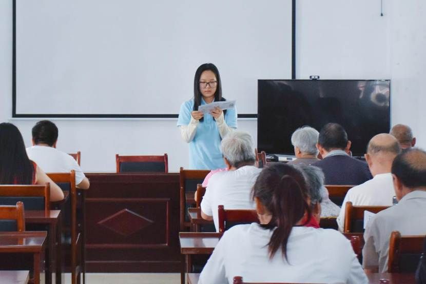 图二:队员在安阳口社区进行金融知识普及
