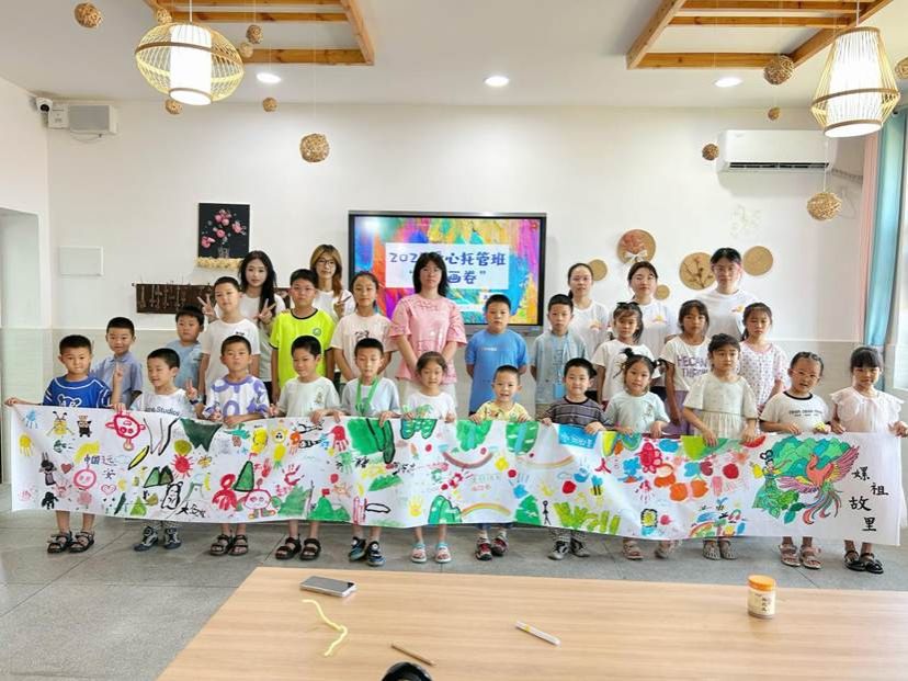 图一 青少年活动中心青苗班画卷合照