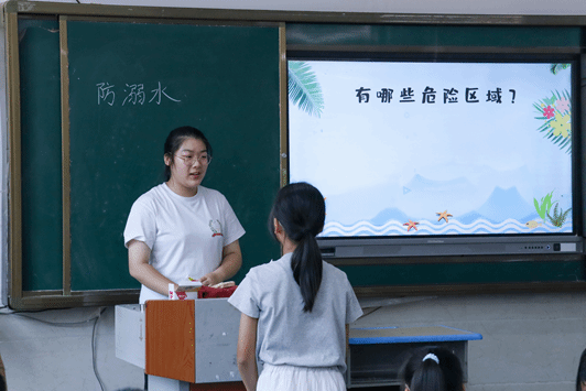 图2 吴玥彤与学生互动