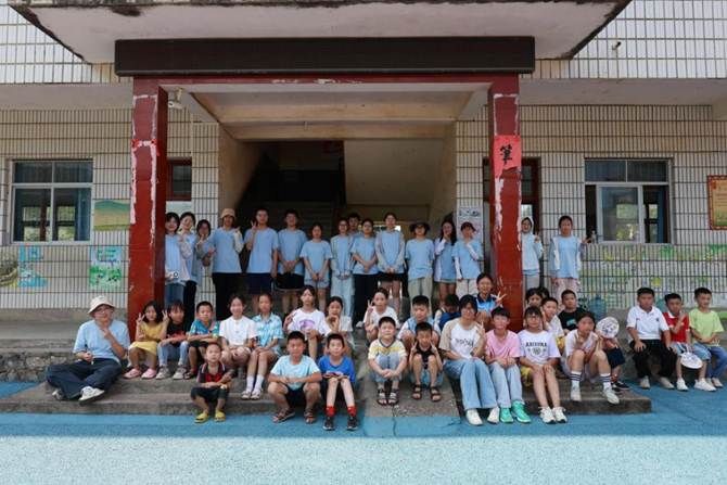 图1 实践队队员与参赛学生合照