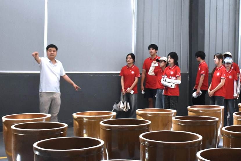 图一:讲解员正在介绍隆门堂酒业