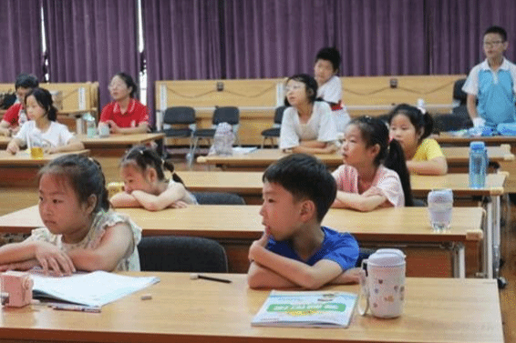 图1 社区儿童认真观看影片