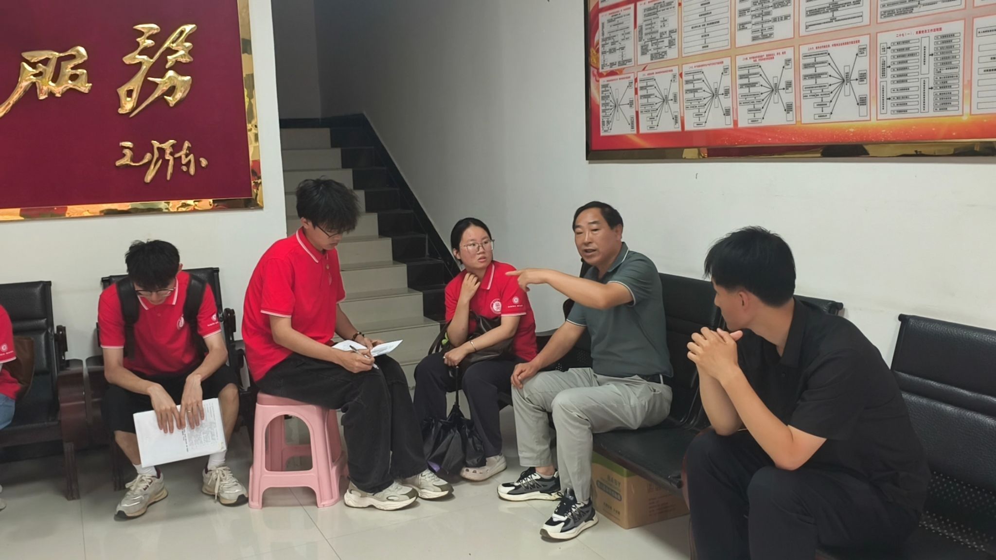探天麻种植现状 问数智新农良方:鸿鹄实践队神农架分队赴松柏镇走访调研